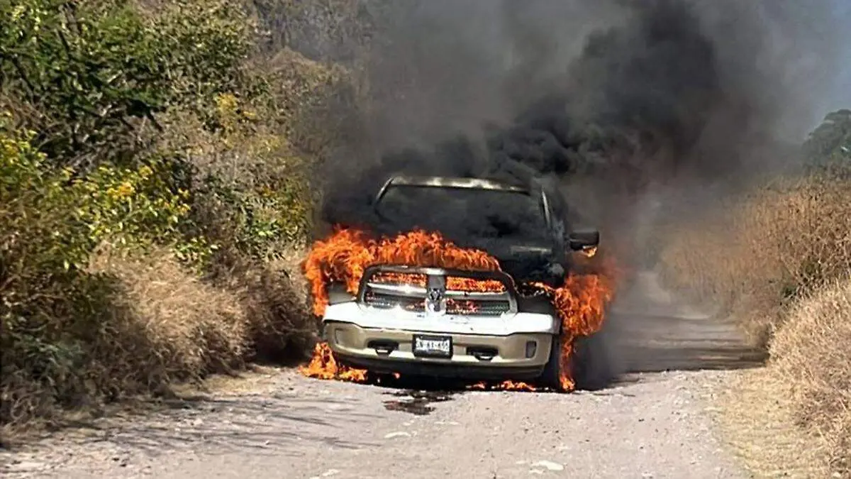 Una camioneta particular perteneciente al alcalde municipio de Tlapanalá, Silverio Galicia Baltazar terminó calcinada